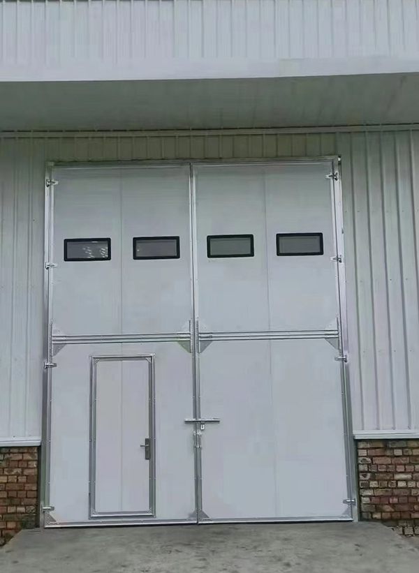 祁连工业门在设备装配车间出入口的实施记录